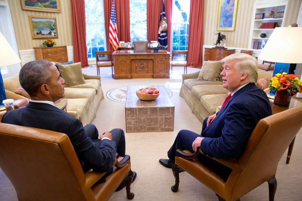 Janus Tête à Tête Sitting President & President Elect, Barack Obama & Donald Trump Squatting Next To Each Other On Arm Chairs In The Oval Office On November 10th 2016. (31196987133)