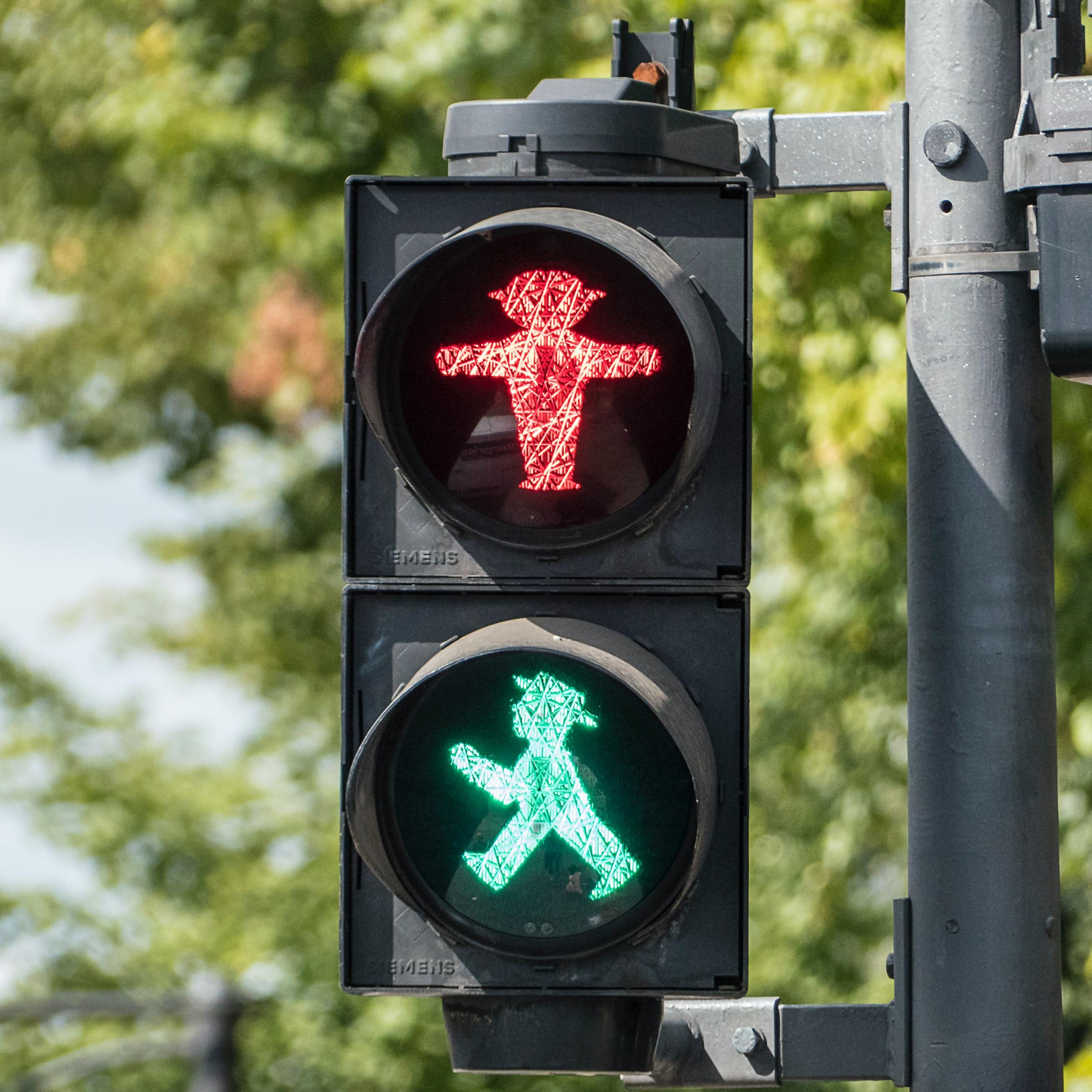 Traffic Lights, Risk Assessment, and Social Distancing in a COVID-19 World