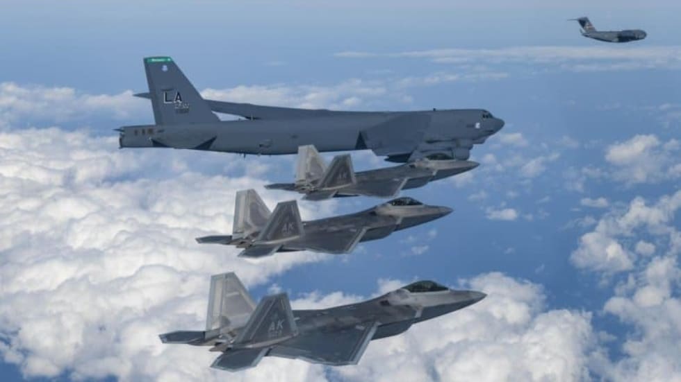 US Sends Nuclear-Capable Bomber, Stealth Jets to South Korea